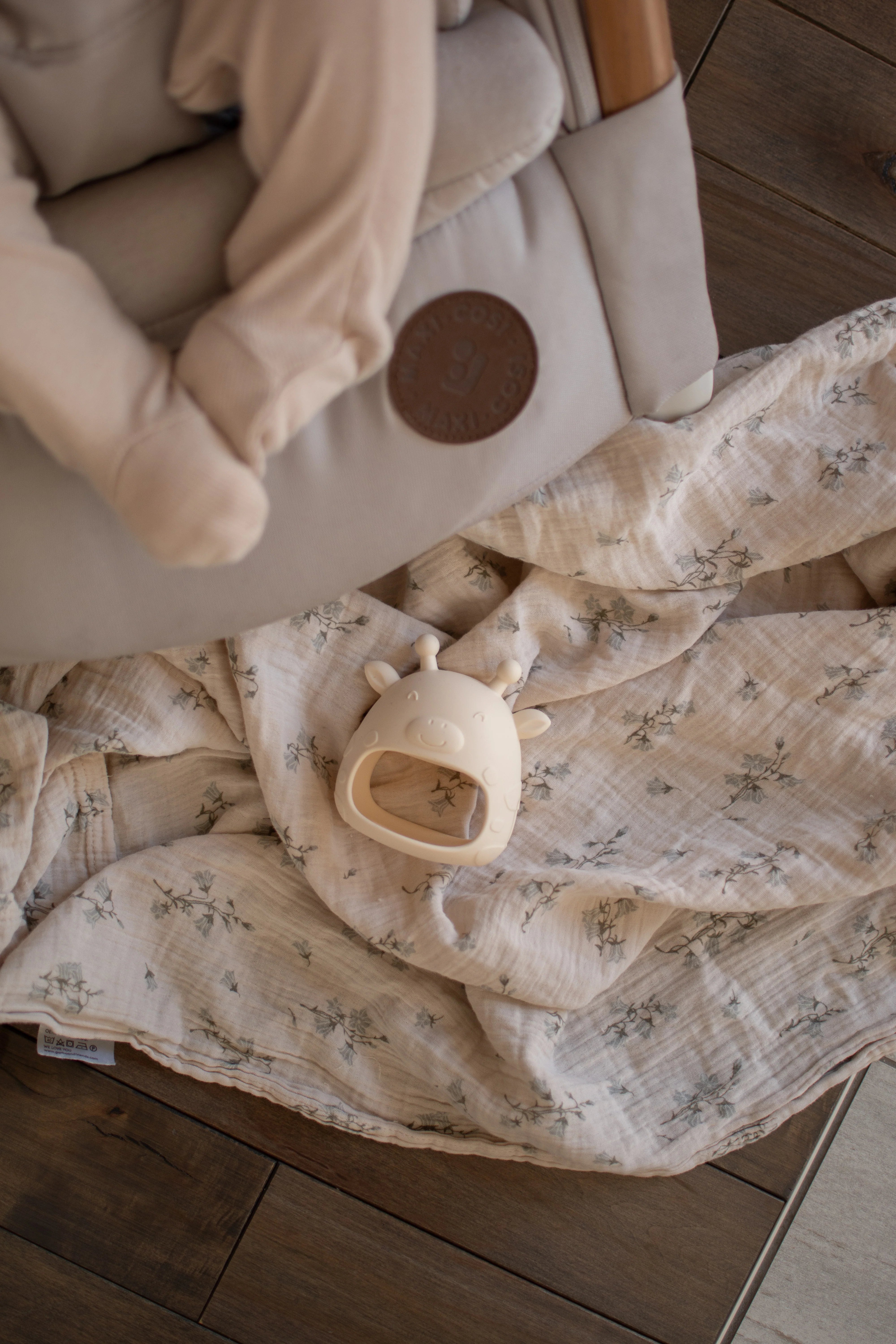 Baby Teething Mitten Silicone | Giraffe