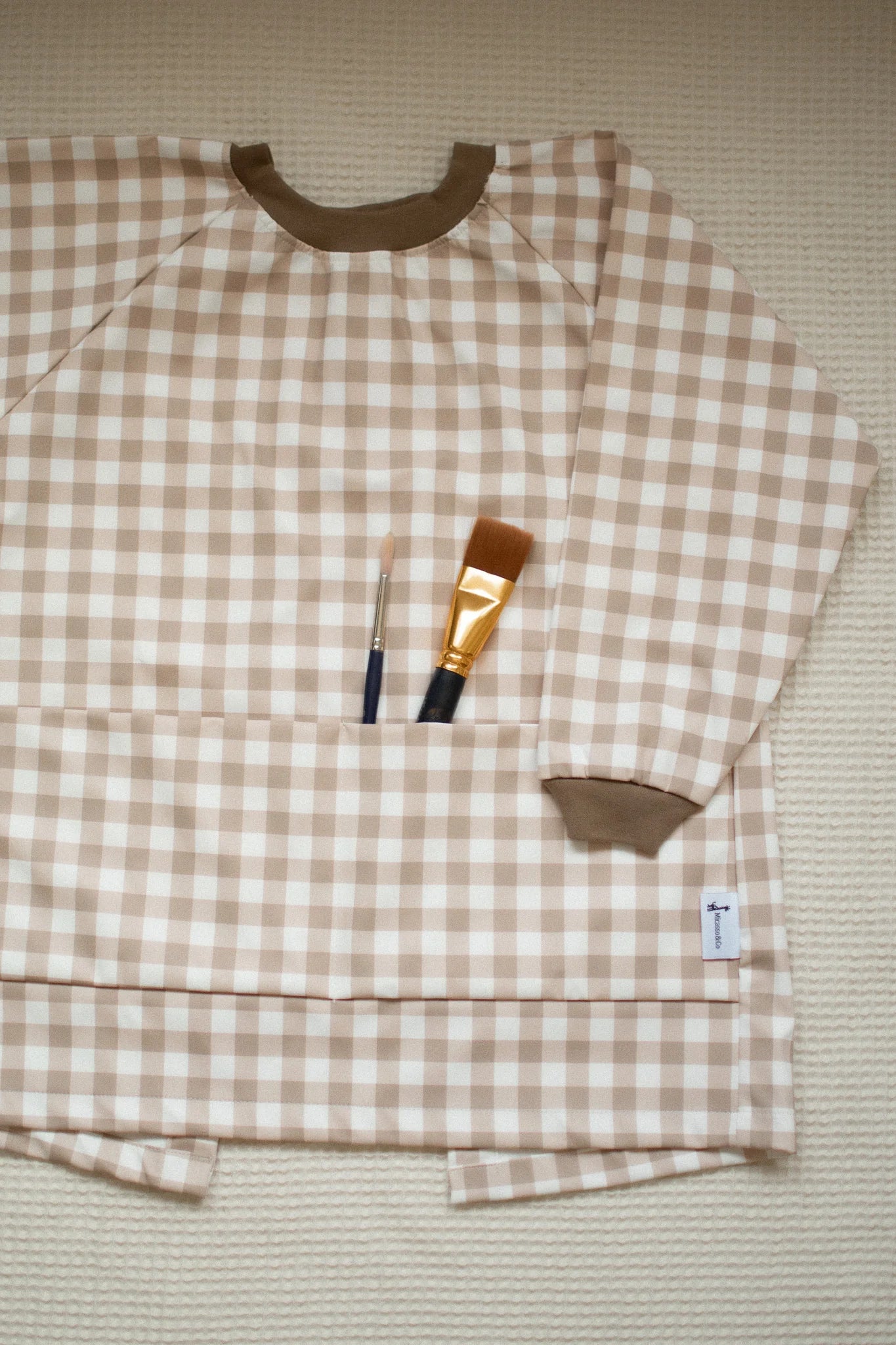 Tablier d’artiste imperméable pour enfants Micasso & Co – design Vichy Caramel, lavable, sécuritaire et pratique, Olie & co - Micasso & Co Waterproof Art Smock – Caramel Gingham kids apron, washable and safe creative wear, Olie & co