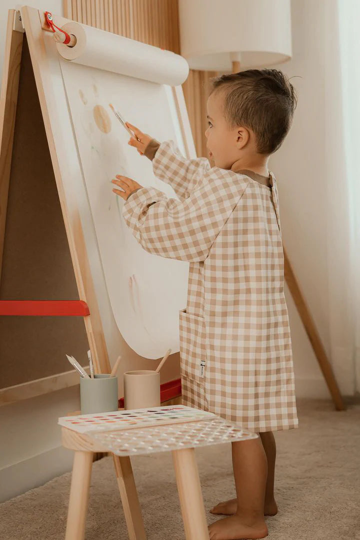 Tablier d’artiste imperméable pour enfants Micasso & Co – design Vichy Caramel, lavable, sécuritaire et pratique, Olie & co - Micasso & Co Waterproof Art Smock – Caramel Gingham kids apron, washable and safe creative wear, Olie & co