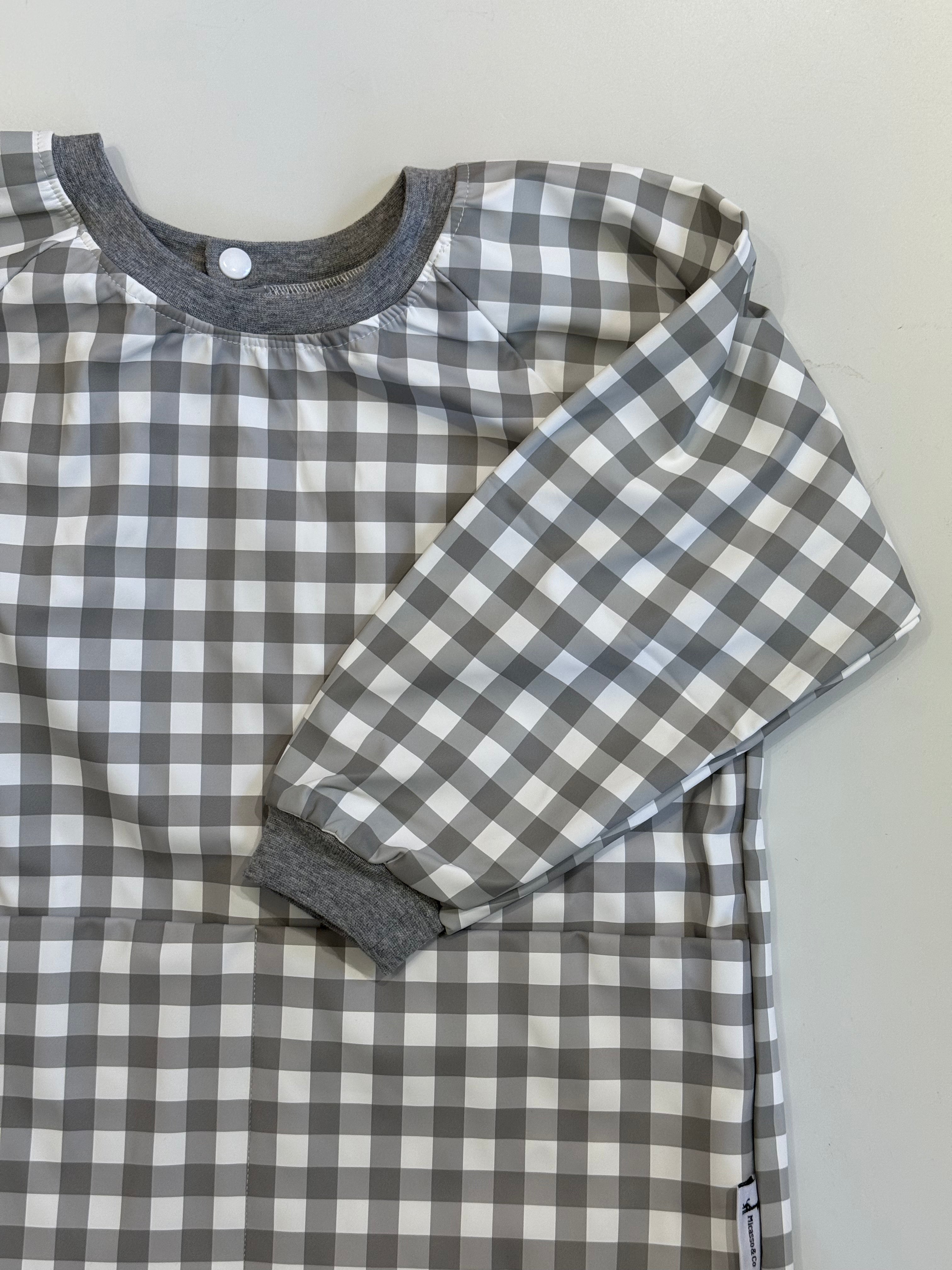 Tablier d’artiste imperméable pour enfants Micasso & Co – design Vichy Sauge lavable, sécuritaire et pratique, Olie & co - Micasso & Co Waterproof Art Apron – Sage Gingham kids apron, washable and safe creative wear, Olie & co