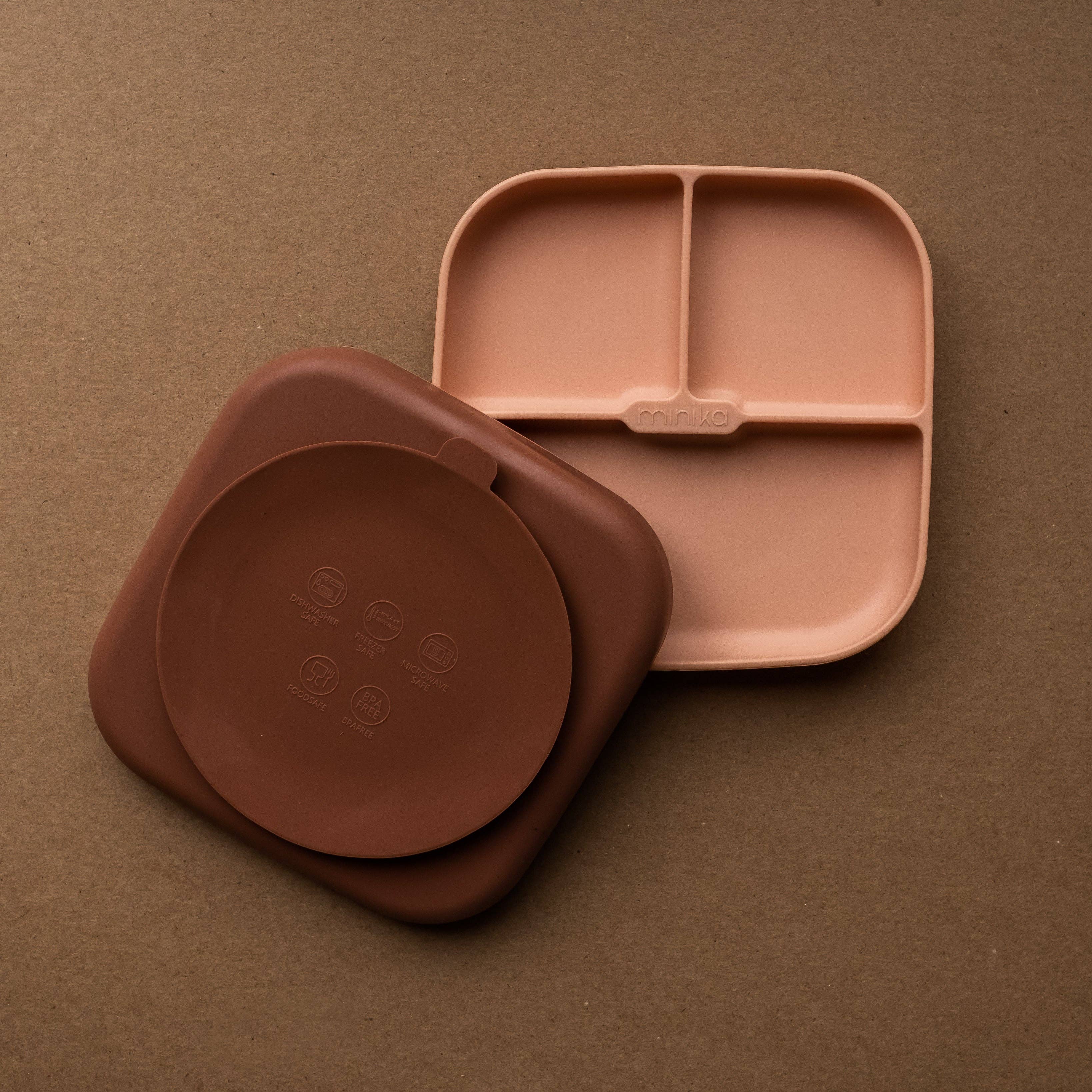 Assiette en silicone sauge Minika – assiette bébé avec ventouse antidérapante, 3 compartiments, Olie & co - Minika sage silicone suction plate – baby feeding plate with 3 compartments, Olie & co