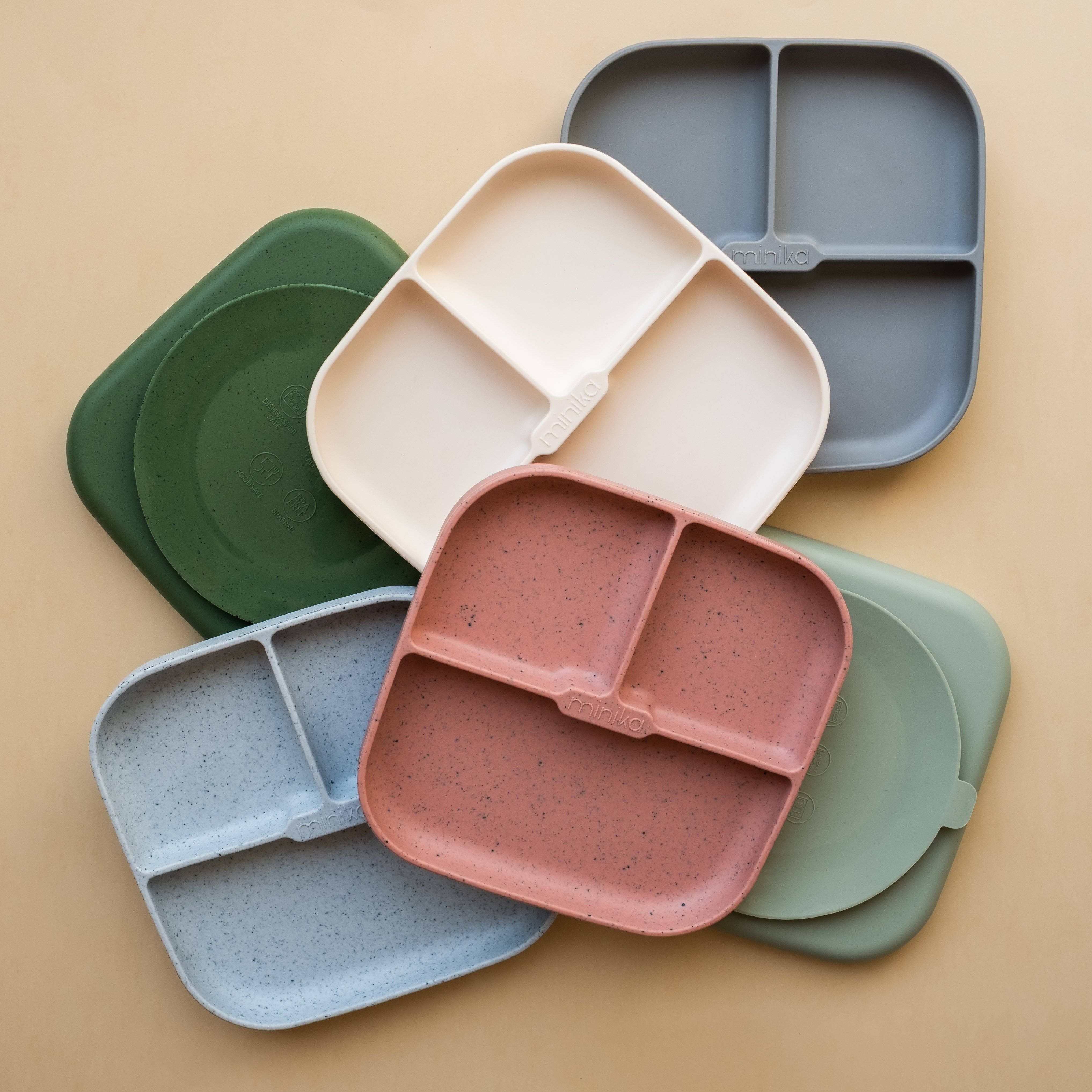Assiette en silicone sauge Minika – assiette bébé avec ventouse antidérapante, 3 compartiments, Olie & co - Minika sage silicone suction plate – baby feeding plate with 3 compartments, Olie & co