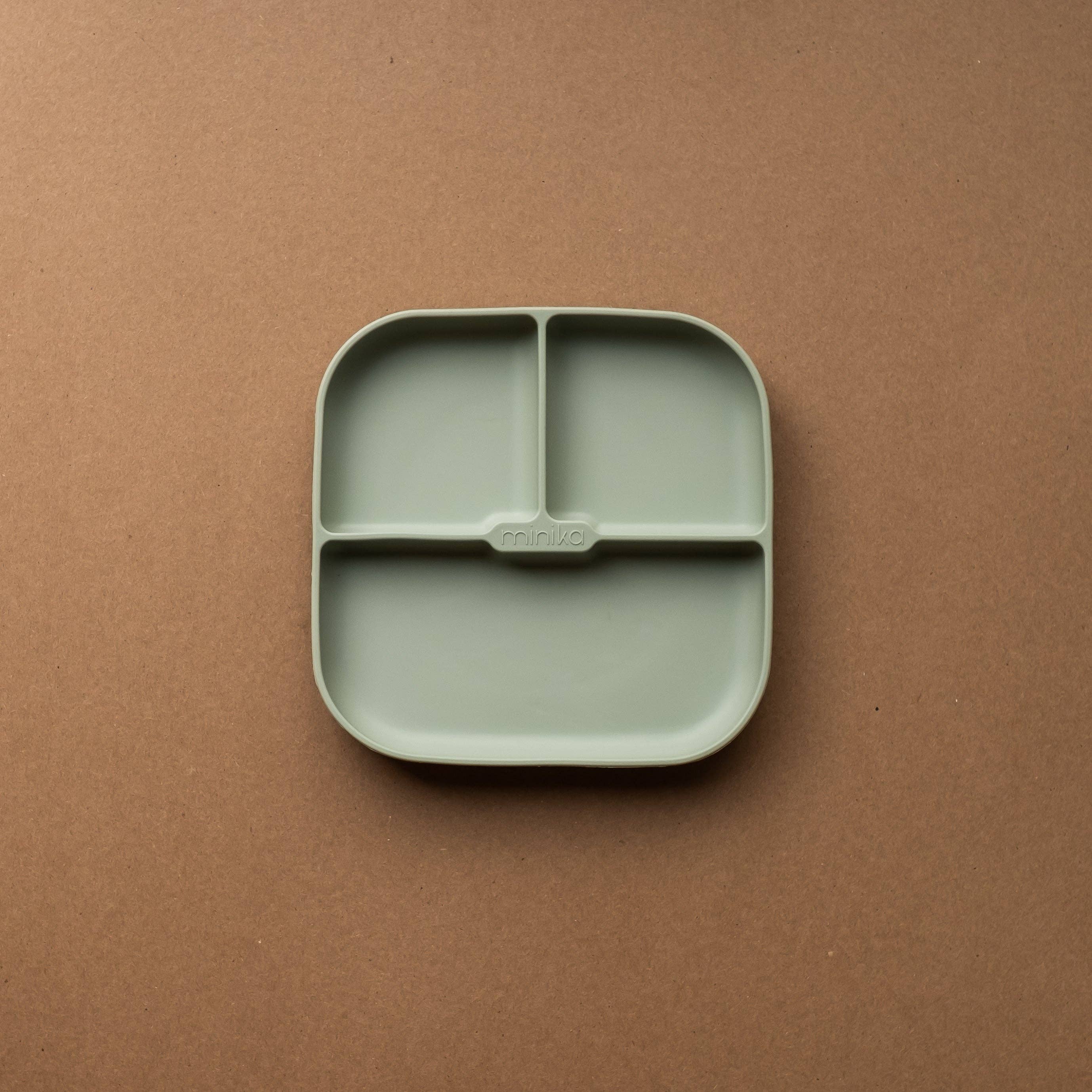 Assiette en silicone sauge Minika – assiette bébé avec ventouse antidérapante, 3 compartiments, Olie & co - Minika sage silicone suction plate – baby feeding plate with 3 compartments, Olie & co