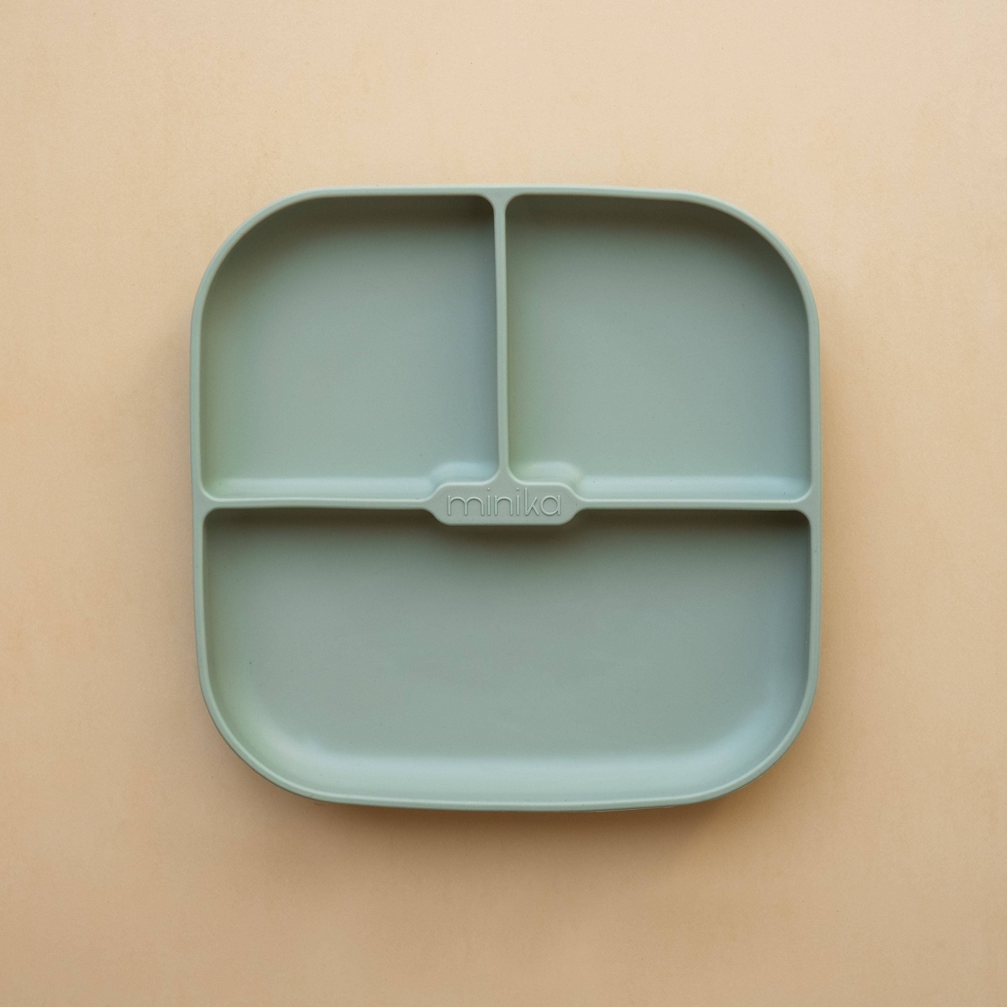 Assiette en silicone sauge Minika – assiette bébé avec ventouse antidérapante, 3 compartiments, Olie & co - Minika sage silicone suction plate – baby feeding plate with 3 compartments, Olie & co