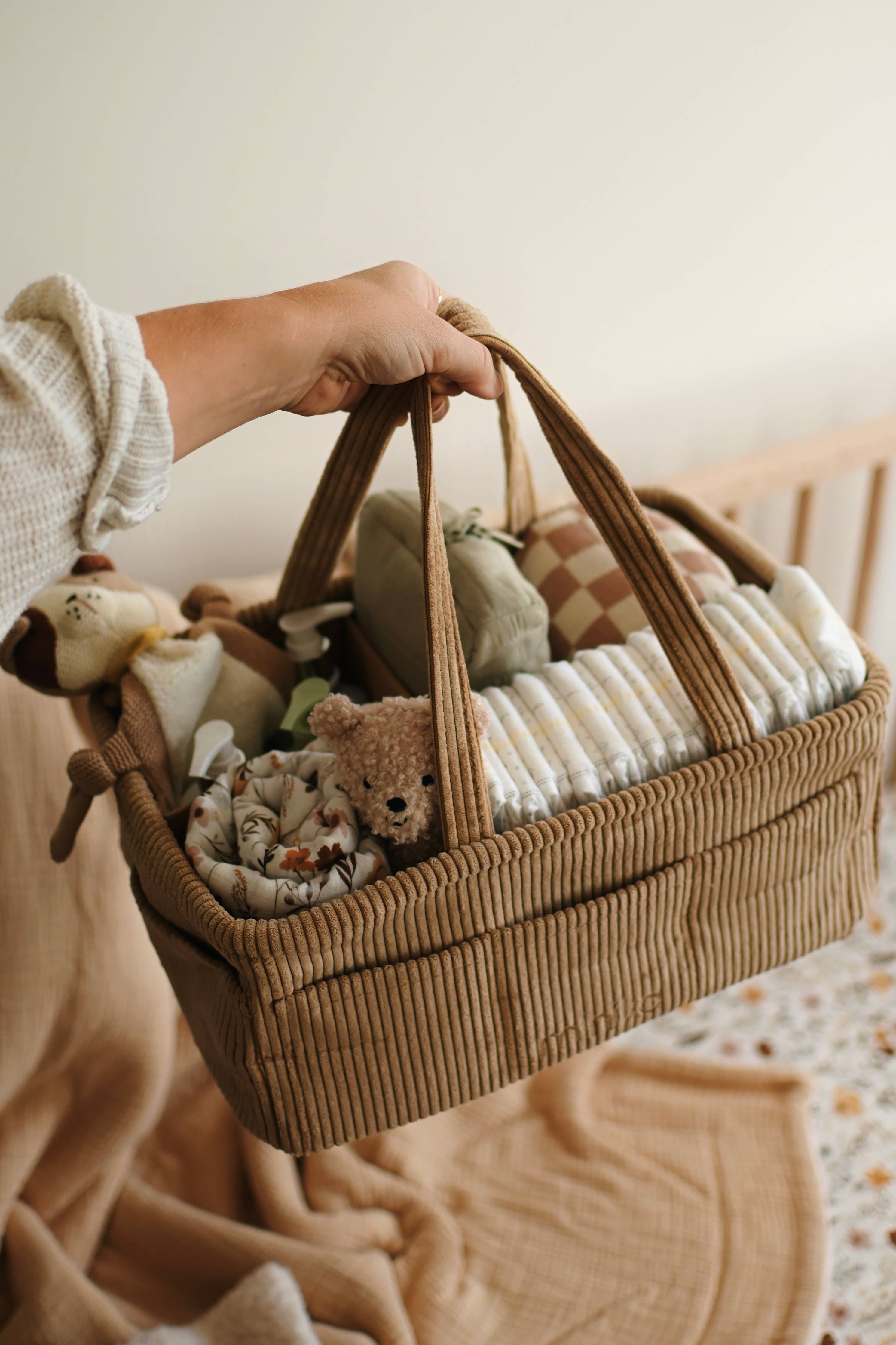 Panier à couches amande Minika – organisateur bébé en velours côtelé, rangement chambre, Olie & co - Minika almond corduroy diaper caddy – baby essentials organizer, Olie & co