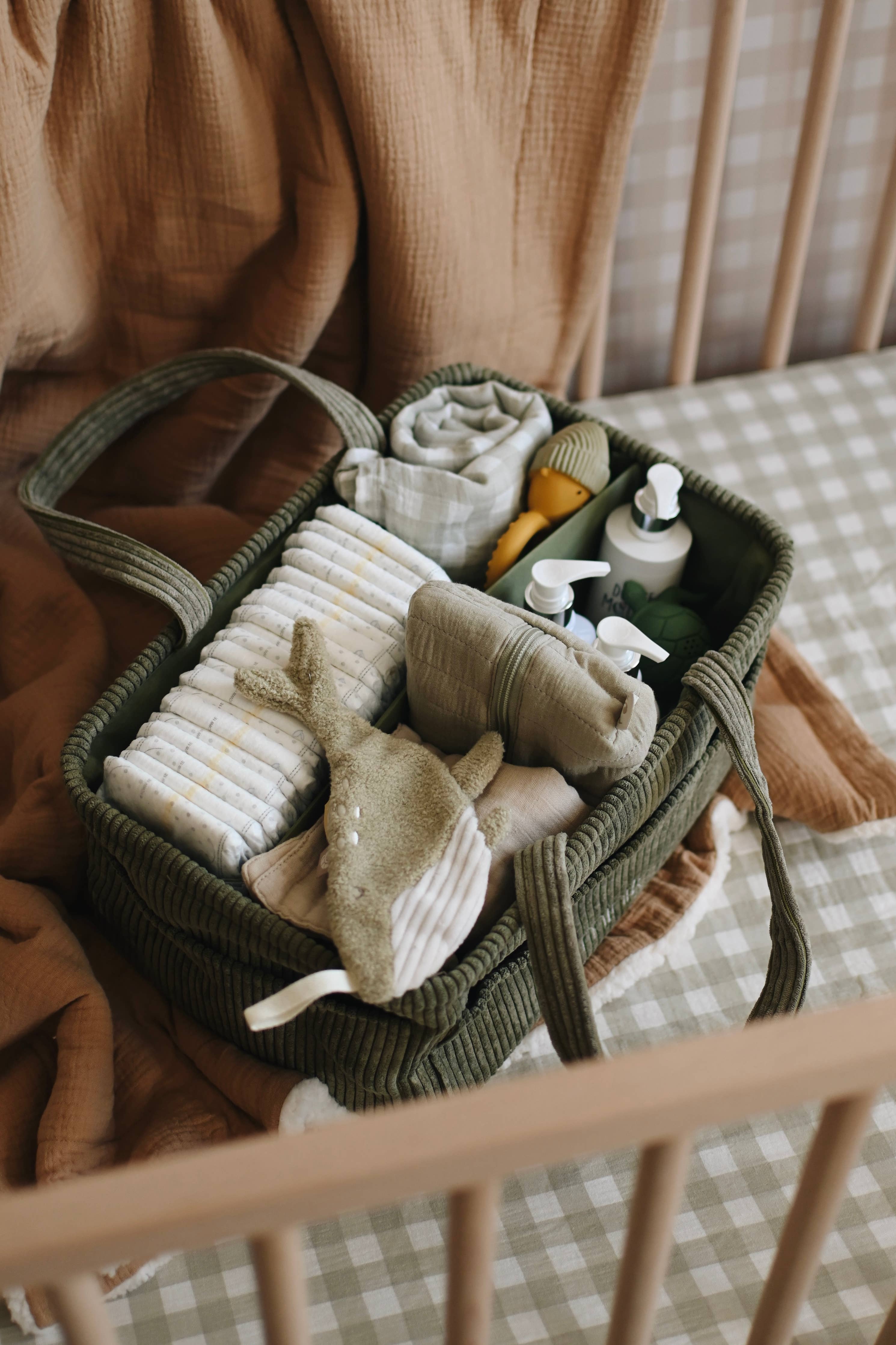Panier à couches sauge Minika – organisateur en velours côtelé, rangement bébé, Olie & co - Minika sage corduroy diaper caddy – baby nursery organizer, Olie & co