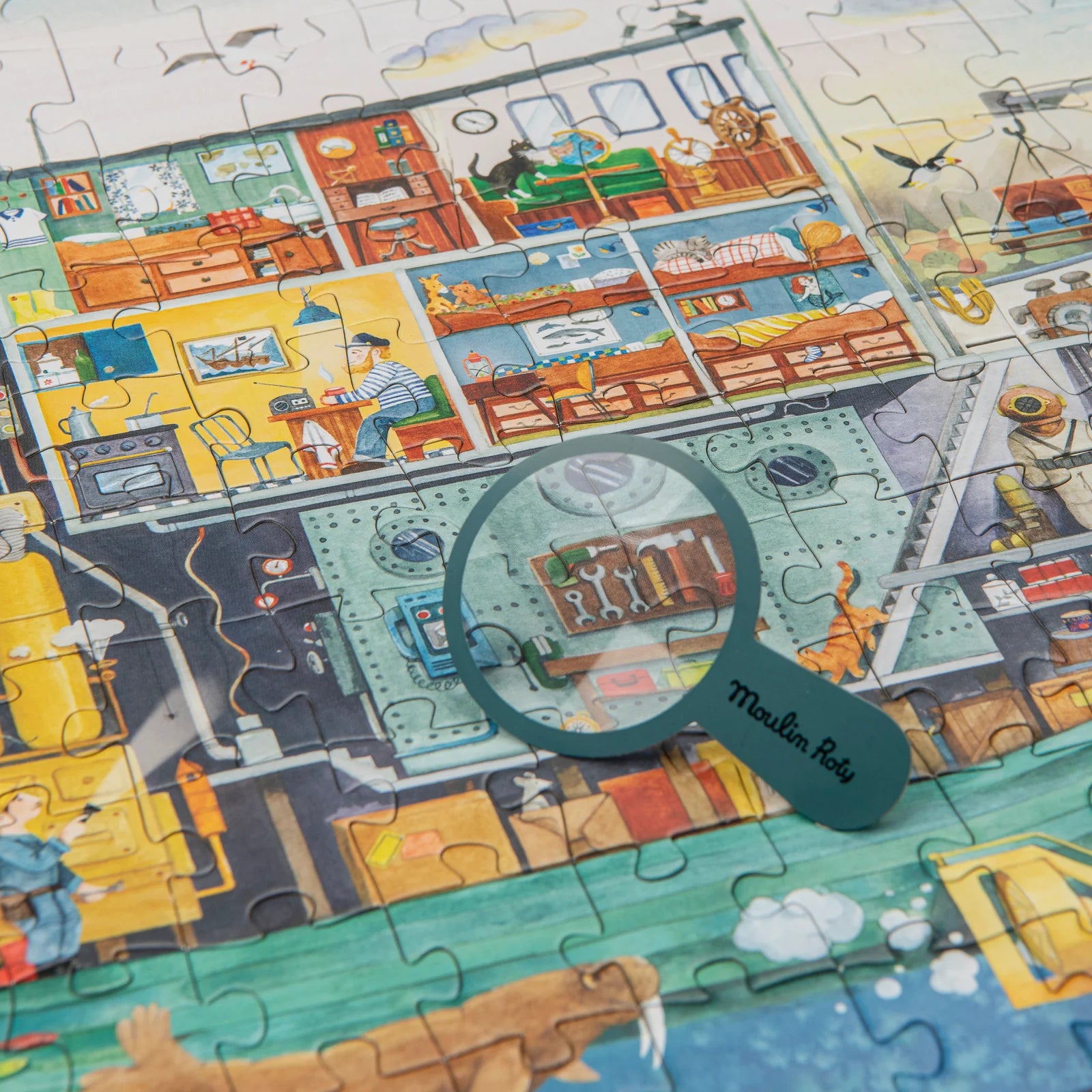 Puzzle explorateur bateau Moulin Roty scène sous-marine casse-tête avec loupe – explorer boat illustrated sea puzzle for kids by Moulin Roty – Olie & co