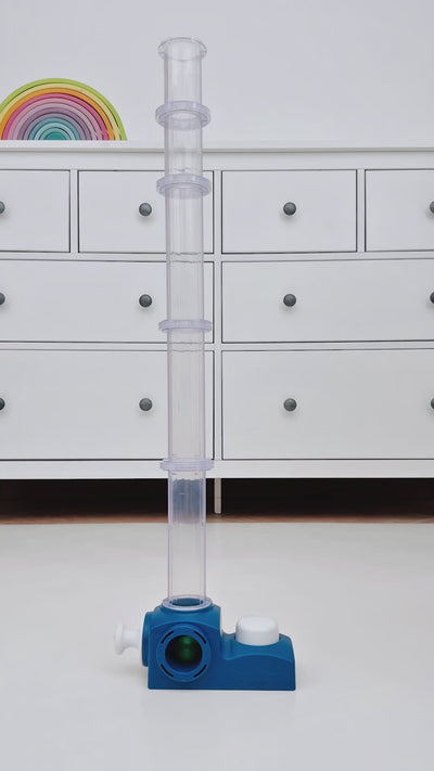 Lanceur pour circuit de balles Connetix avec tubes transparents, pièces de parcours colorées, connecteurs et balles en bois. -  Connetix Ball Run Launcher Pack with clear tubes, colourful track pieces, connectors and wooden balls.