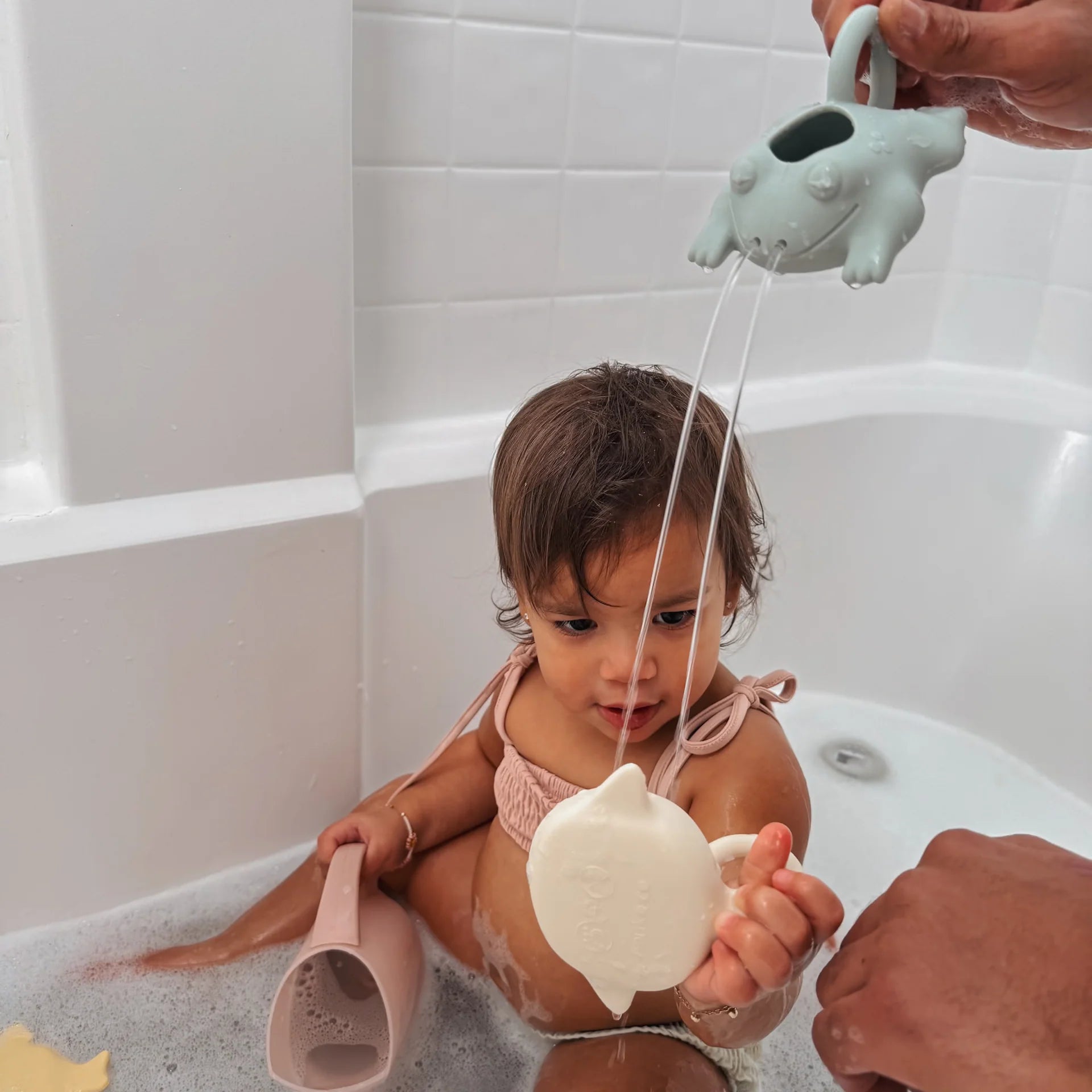 Noüka Bath Toy | Scoop & Sprinkle Water Animals | By the sea