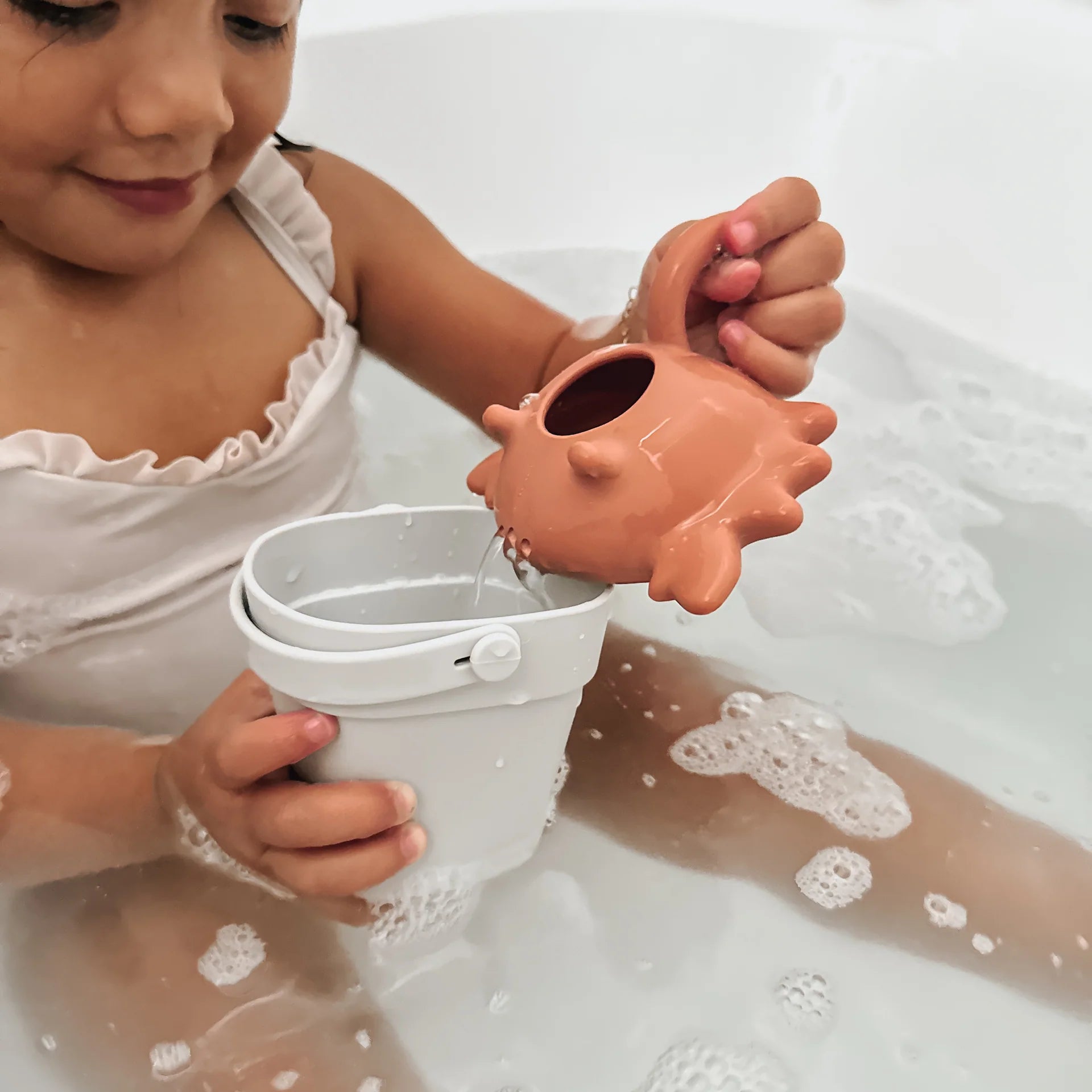 Noüka Bath Toy | Scoop & Sprinkle Water Animals | By the sea